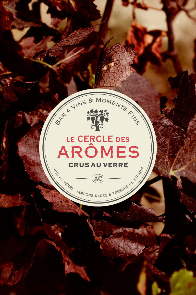 Création de l'identité visuelle du bar à vin Le Cercle des Arômes, étiquette ronde avec typographie élégante et logo stylisé, Colmar Alsace.