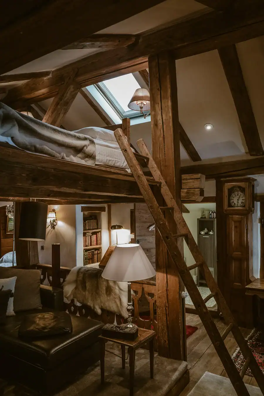 Suite en mezzanine avec charpente ancienne &agrave; La Ferme des V&ocirc;nezins.