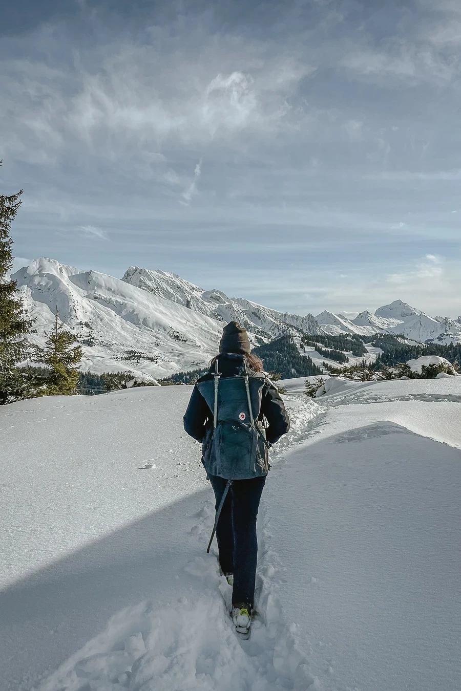 Randonn&eacute;e en raquettes face au massif enneig&eacute; des Aravis.