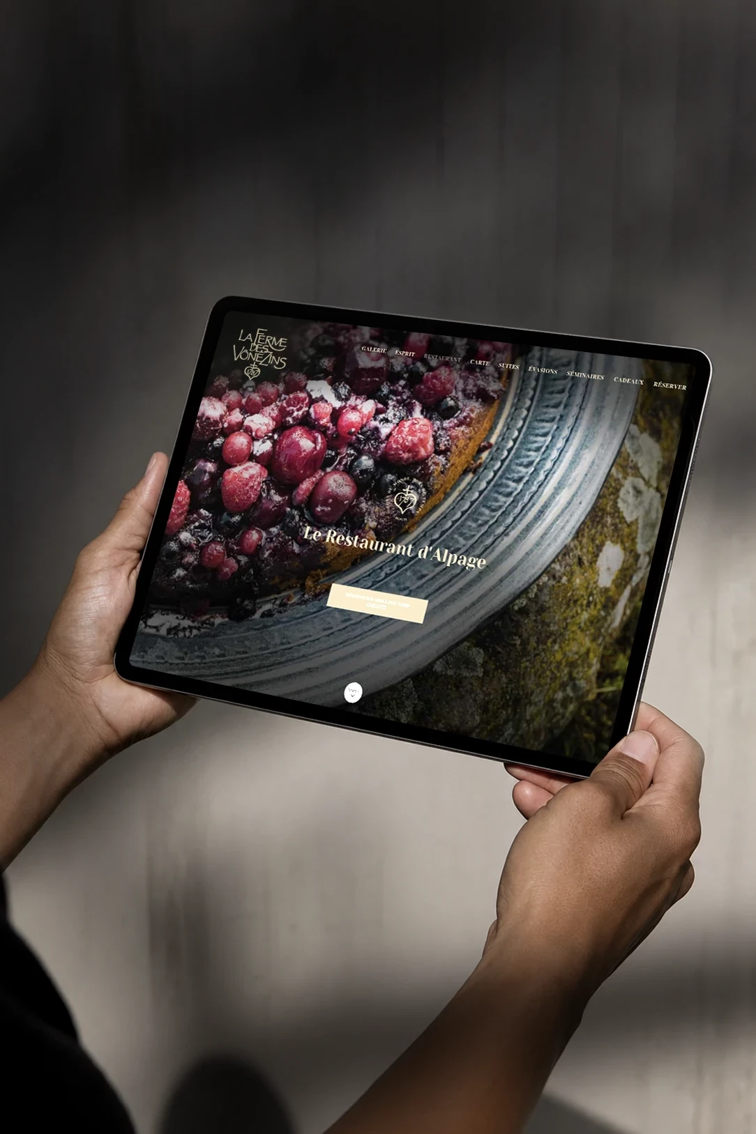 Page du restaurant d&rsquo;alpage de La Ferme des V&ocirc;nezins pr&eacute;sent&eacute;e sur tablette.