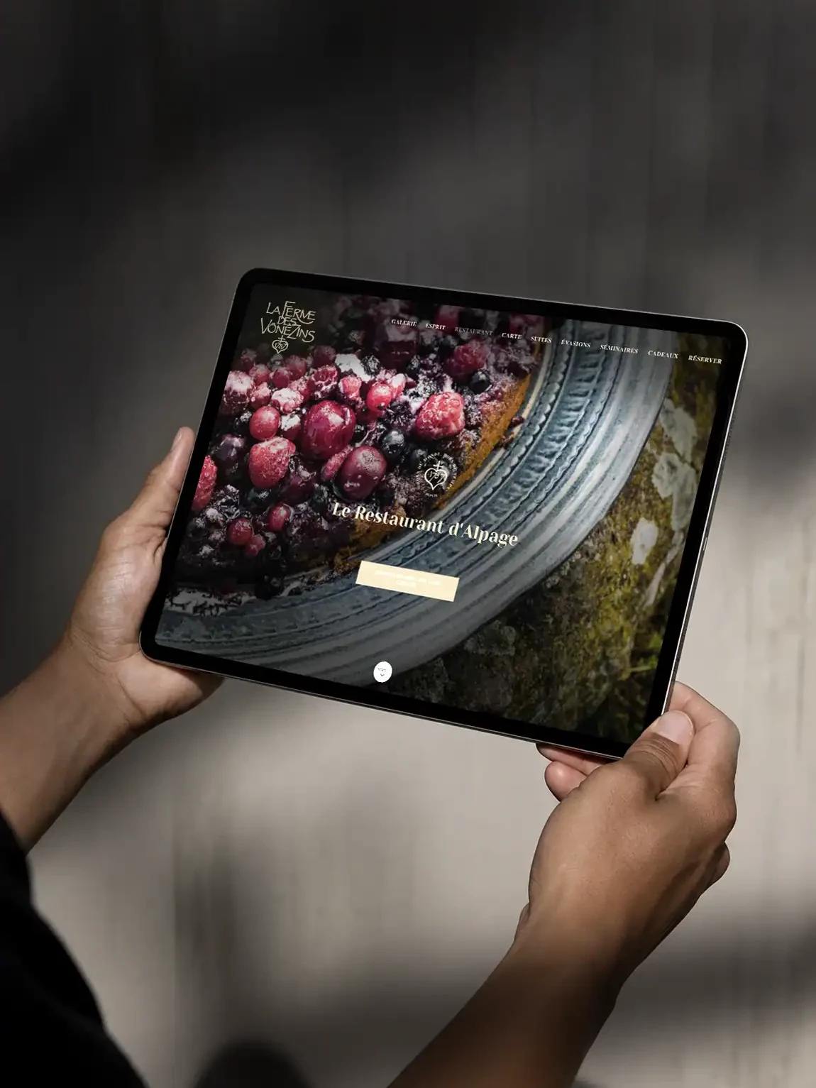 Page du restaurant d’alpage de La Ferme des Vônezins présentée sur tablette.