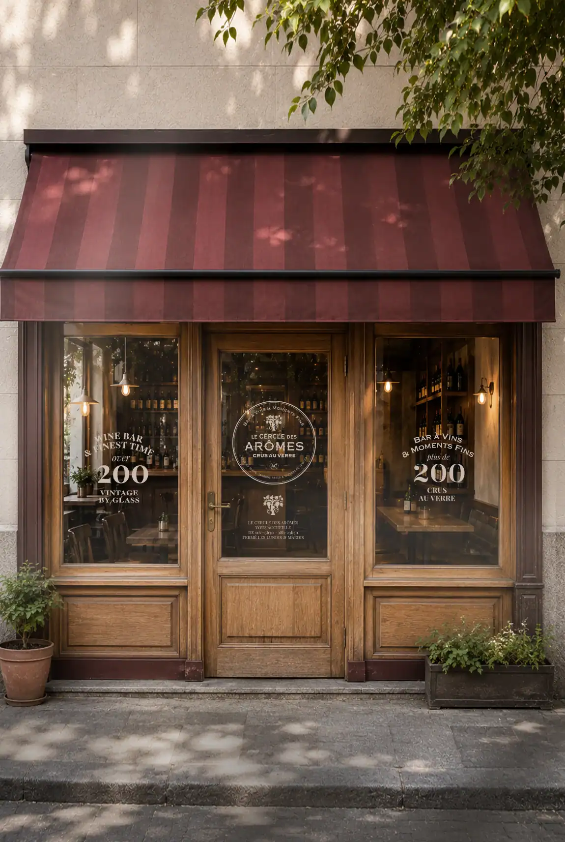 Façade du bar à vin Le Cercle des Arômes avec store bordeaux et identité sur les vitrines.