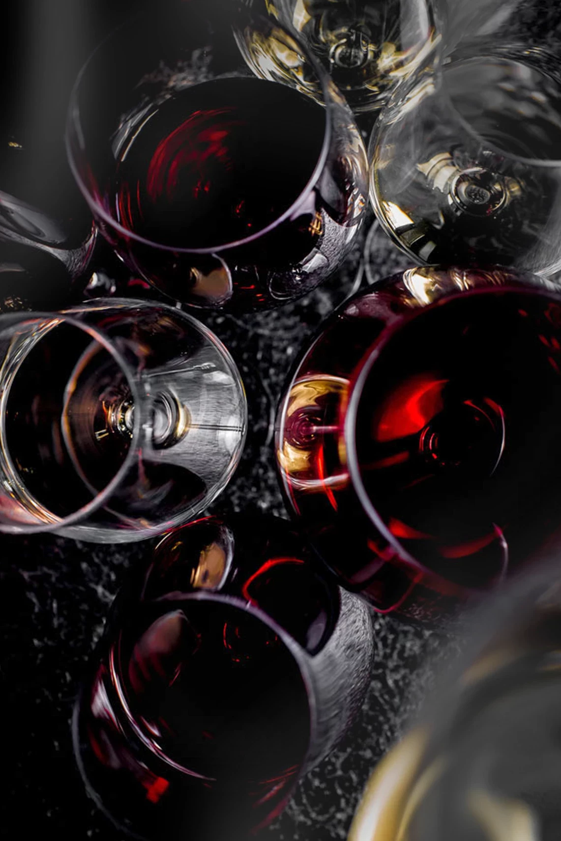 Ensemble de verres de vin rouge et de verres vides vus en plong&eacute;e.