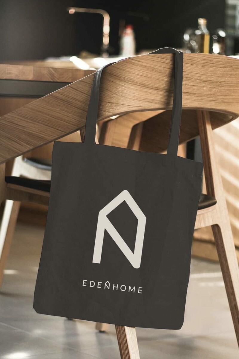 Tote bage Edenhome dans ambiance cuisine en bois, creation du logo et identité visuelle Edenhome dans la région d'Annecy en Haute-Savoie