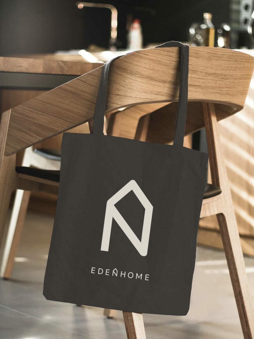 Tote bage Edenhome dans ambiance cuisine en bois, creation du logo et identité visuelle Edenhome dans la région d'Annecy en Haute-Savoie