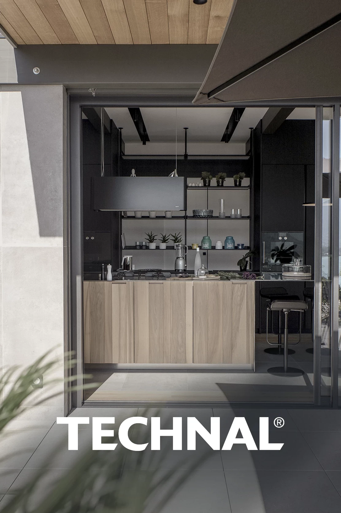Reportage photo d’architecture pour Technal : bureau contemporain avec baies vitrées donnant sur le lac d’Annecy.