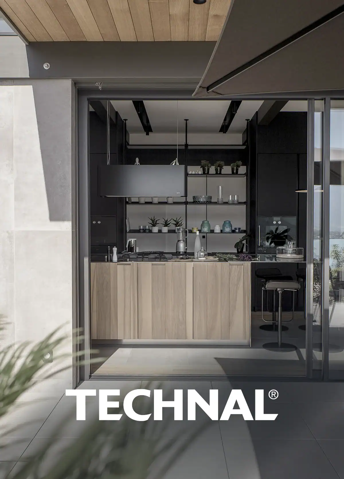 Reportage photo d’architecture pour Technal : bureau contemporain avec baies vitrées donnant sur le lac d’Annecy.