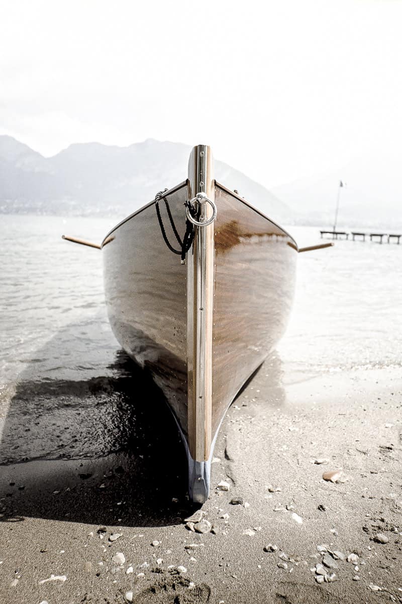 Photo produit savoir faire artisanal magnifique barque en bois . Blue1310 Photographe à Annecy en Haute Savoiedu chantier naval des savoie