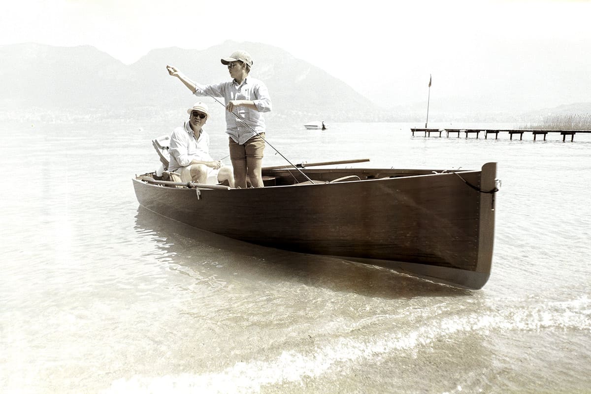 Photo produit savoir faire artisanal magnifique barque en bois du chantier naval des savoie. Blue1310 Photographe à Annecy en Haute Savoie