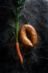 Photo produit, une saucisse fumée de la salaison Maison Alpin en Haute-Savoie. Photographe à Annecy en Haute Savoie