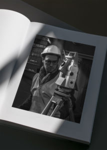 Photo de géomètre en noir et blanc. Reportage corporate société Geomat, géomètre expert à Fougère. - Blue1310 agence de communication - graphiste - Photographe à Annecy en Haute Savoie