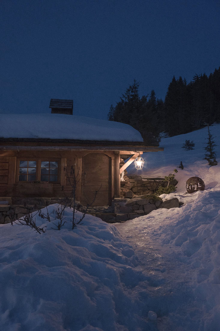 L'entr&eacute;e du chalet de la Ferme des Vonezins, ambiance clair obscure. Photographe d'architecture et d&eacute;coration &agrave; Annecy en Haute-Savoie.