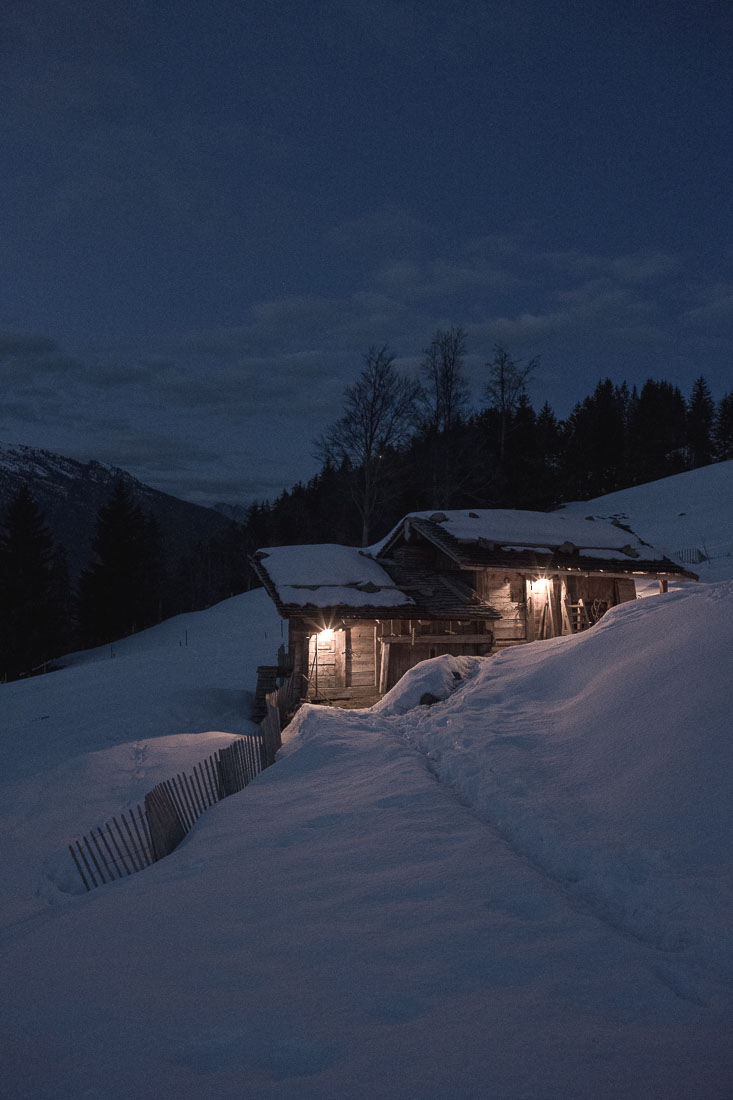 Perdu dans les Aravis, la bergerie sous clair de lune à la Ferme des Vonezins. Photographe d'architecture et décoration à Annecy.