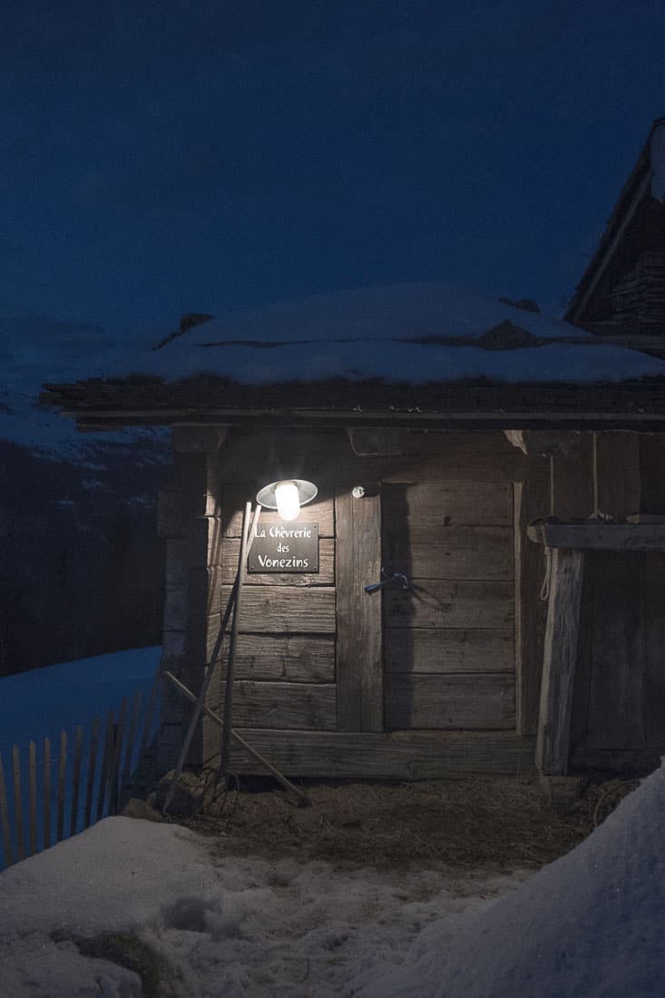 Clair obscure de la bergerie de la ferme des Vonzins en Haute-Savoie. Photographe d'architecture et décoration à Annecy en Haute-Savoie.