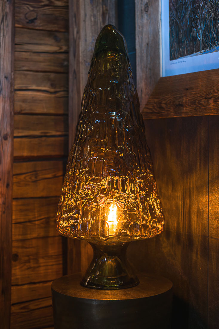 Magnifique lampe-sapin en verre soufflé de Murano. Photographe d'architecture et décoration à Annecy en Haute-Savoie.
