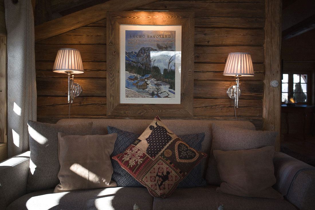 Ambiance chaleureuse et cosy, matière et couleurs Alpines au chalet de la ferme des Vonezins hôtel de charme dans les Aravis. Photographe d'architecture et décoration à Annecy en Haute-Savoie.
