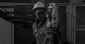 Photographie de géomètre réalisant des mesures avec une Station totale Leica à Annecy en Haute-Savoie