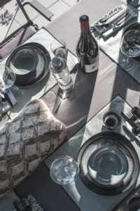 Photographie decoration d'une jolie table en extérieure assiettes émaillées vertes et verre souflés