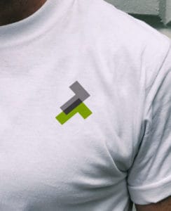 Tee-shirt blanc présentation de l'identité visuelle de la société Tecam. Creéation de logo branding à Annecy en Haute-Savoie