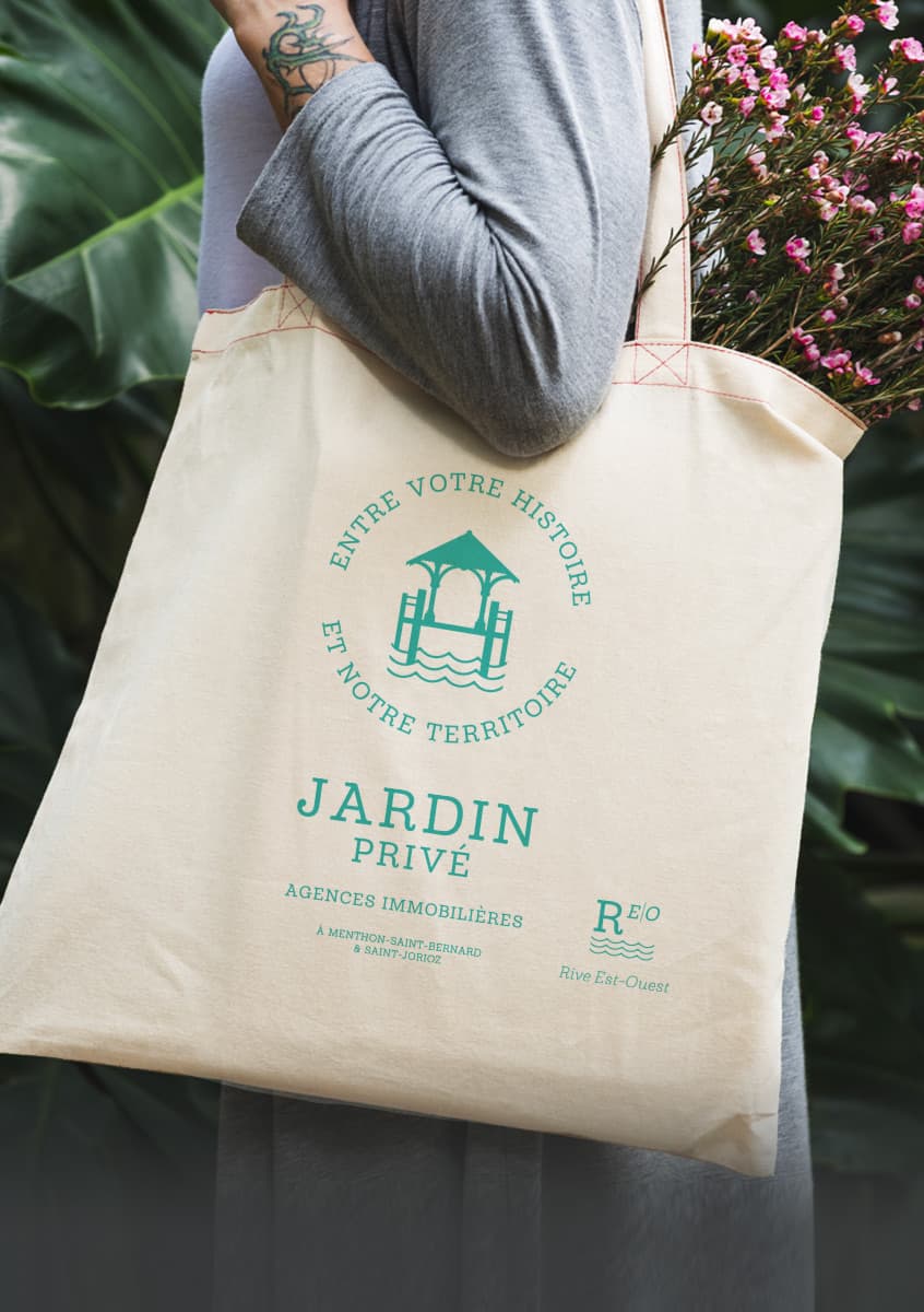 Femme dans un jardin avec un tote bag - Création de marque Jardin Privé