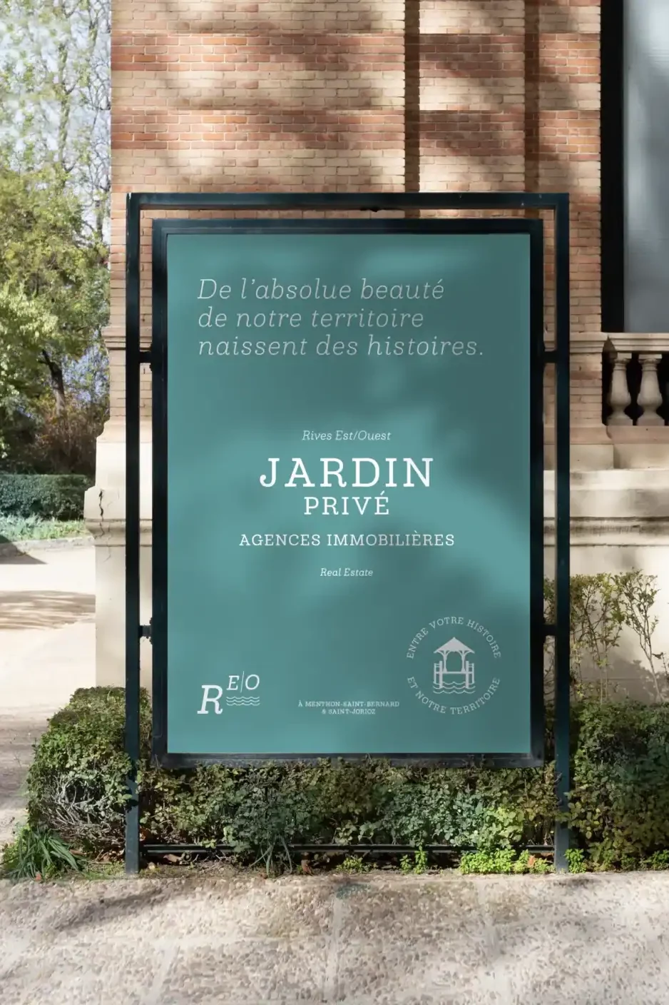 Affiche extérieure pour l’agence immobilière Jardin Privé, signalétique moderne et élégante sur cadre noir, mettant en avant l’identité visuelle de l’agence et son positionnement haut de gamme.