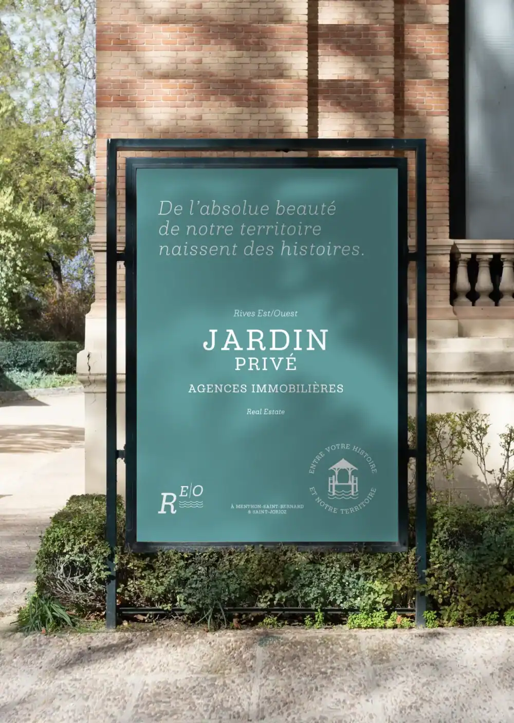 Affiche extérieure pour l’agence immobilière Jardin Privé, signalétique moderne et élégante sur cadre noir, mettant en avant l’identité visuelle de l’agence et son positionnement haut de gamme.