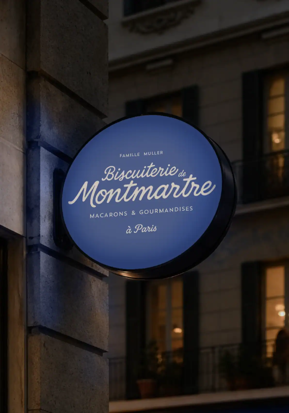 Enseigne extérieure Biscuiterie de Montmartre à Paris – création d’identité visuelle, branding et design de façade.