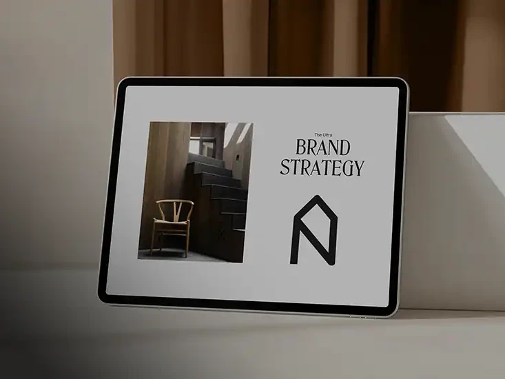 Création de marque Eden Home sur tablette, stratégie de marque pour constructeur de maisons bois en Haute-Savoie