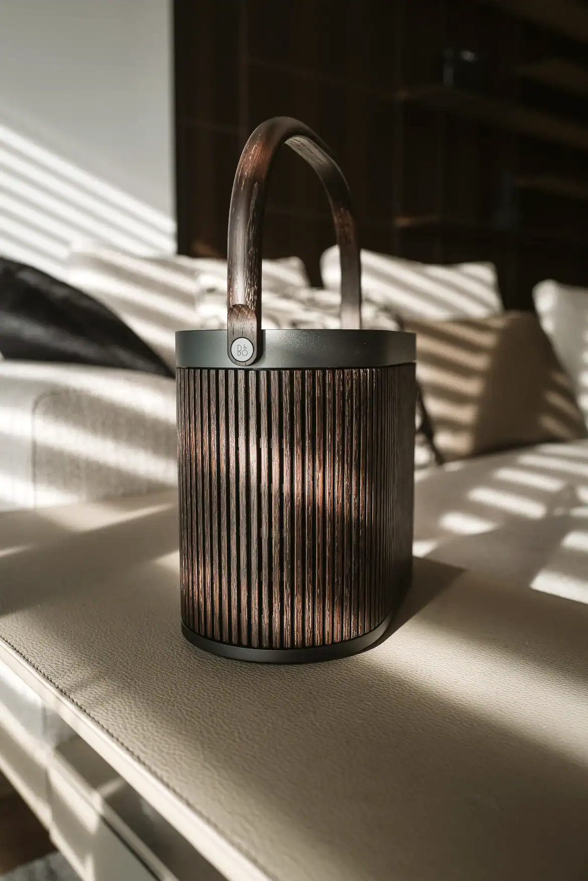 Enceinte connectée B&O photographié en lumière naturelle