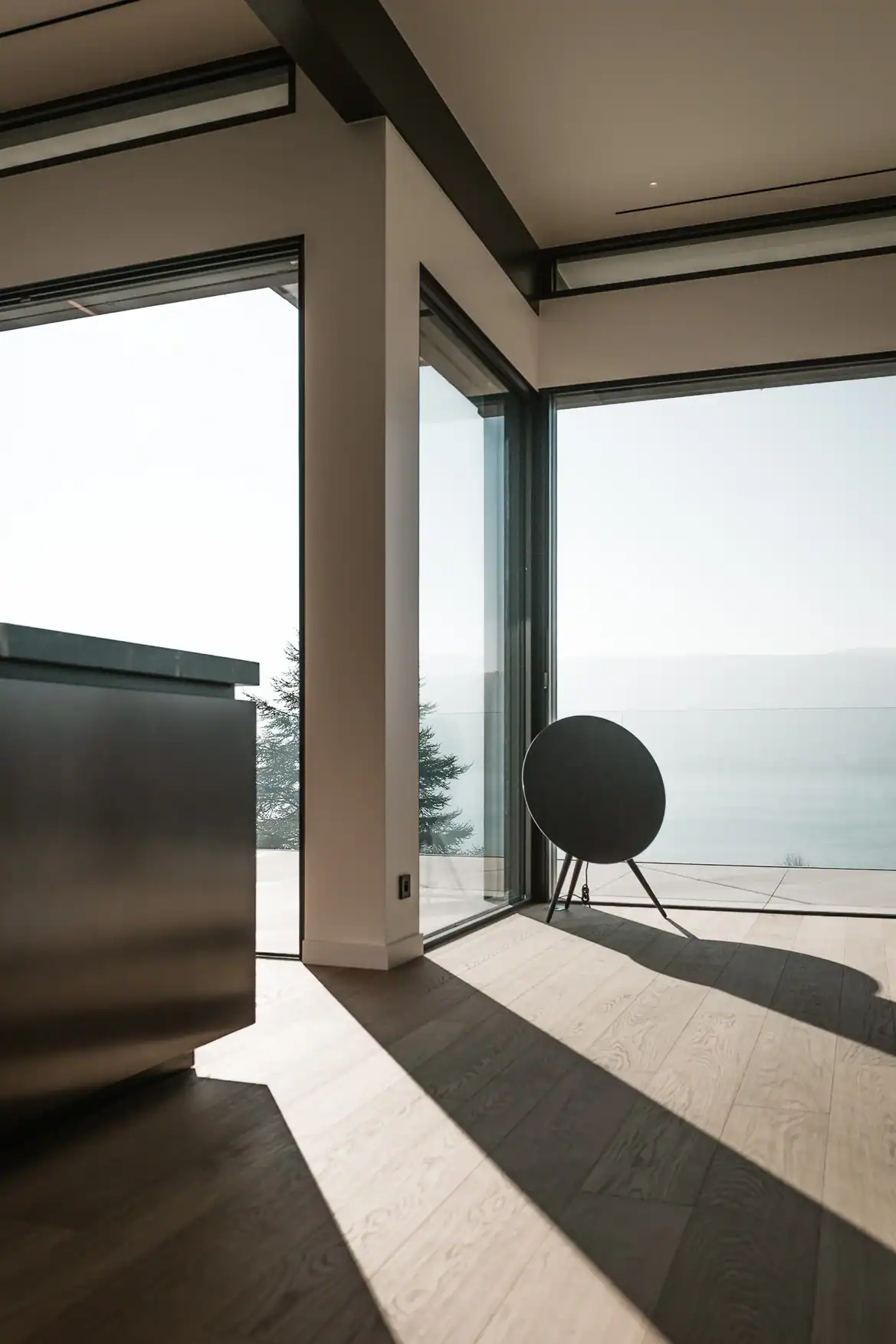 Intérieur contemporain avec baie vitrée et vue sur le paysage