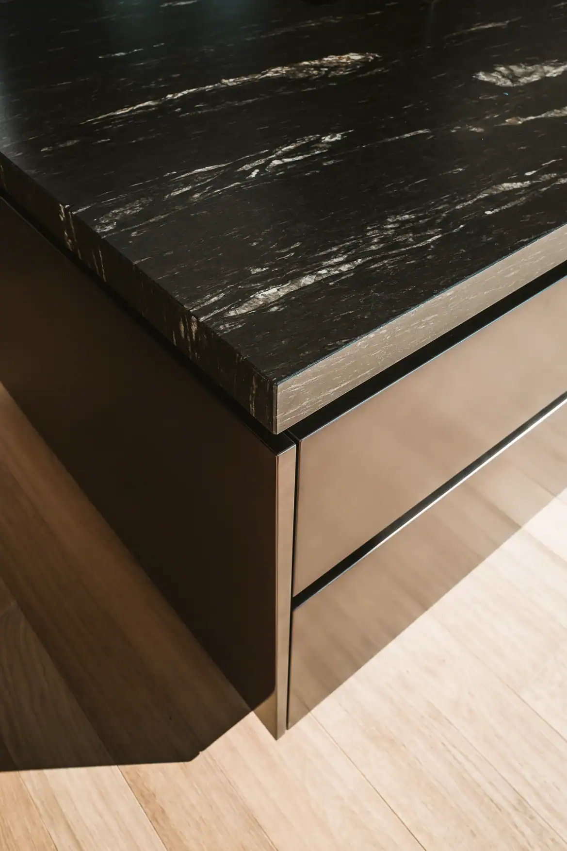 Détail de mobilier en métal et marbre et lumière naturelle
