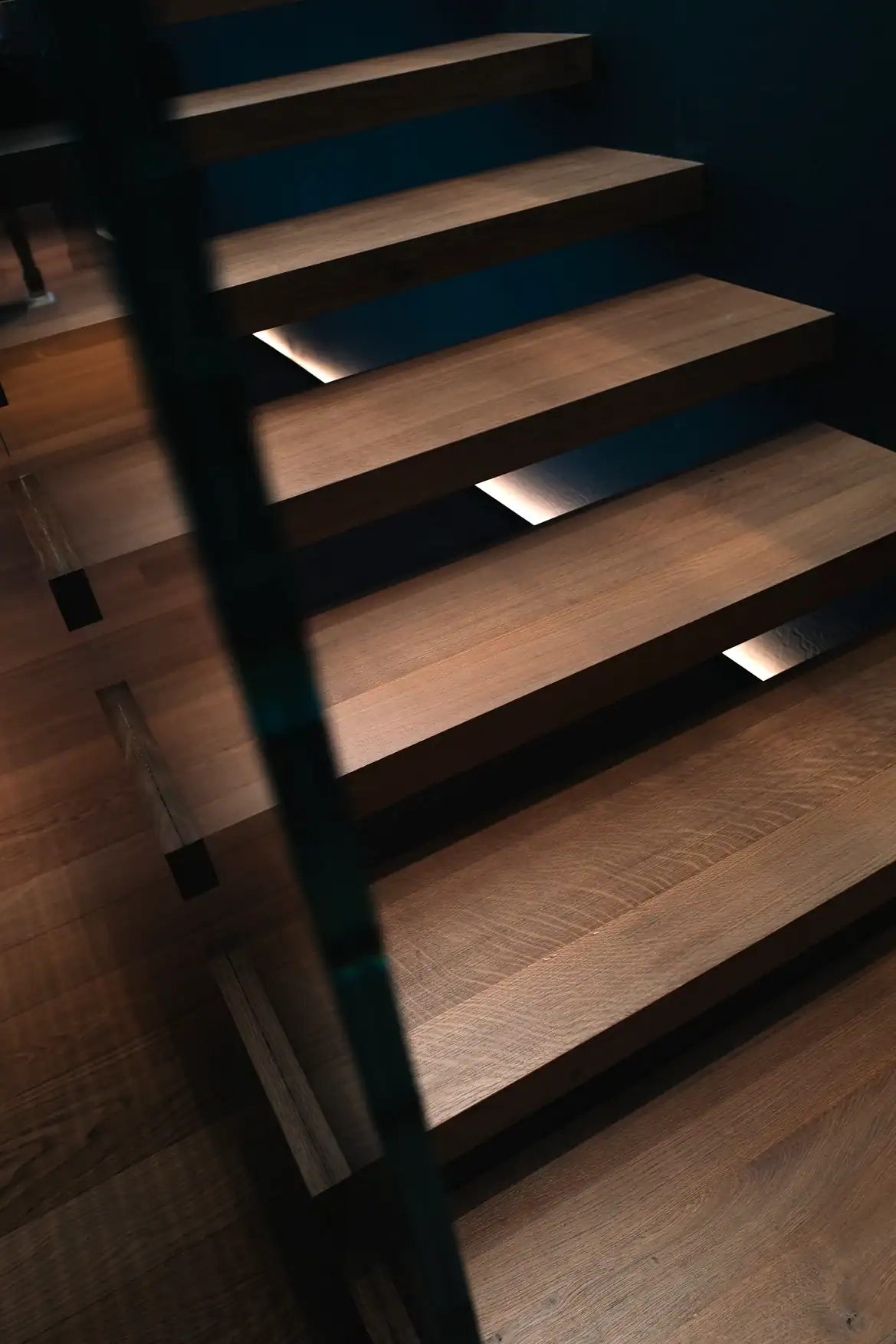 Escalier intérieur en bois photographié avec ombres et lumière