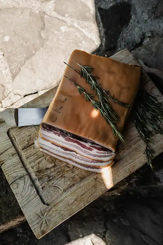 Charcuterie artisanale Maison Alpin sur planche en bois, terroir savoyard en Haute-Savoie