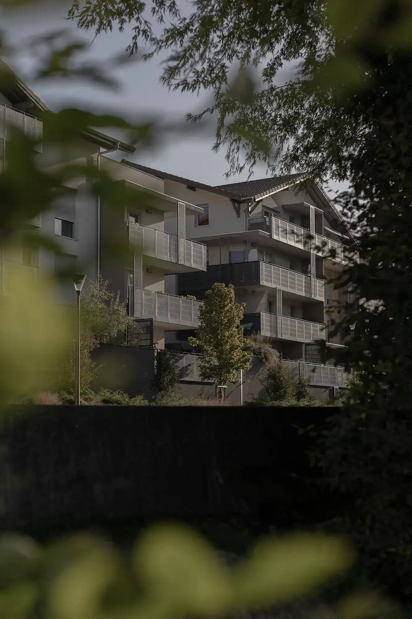 Photographie d&rsquo;architecture d&rsquo;un b&acirc;timent r&eacute;sidentiel int&eacute;gr&eacute; dans son environnement