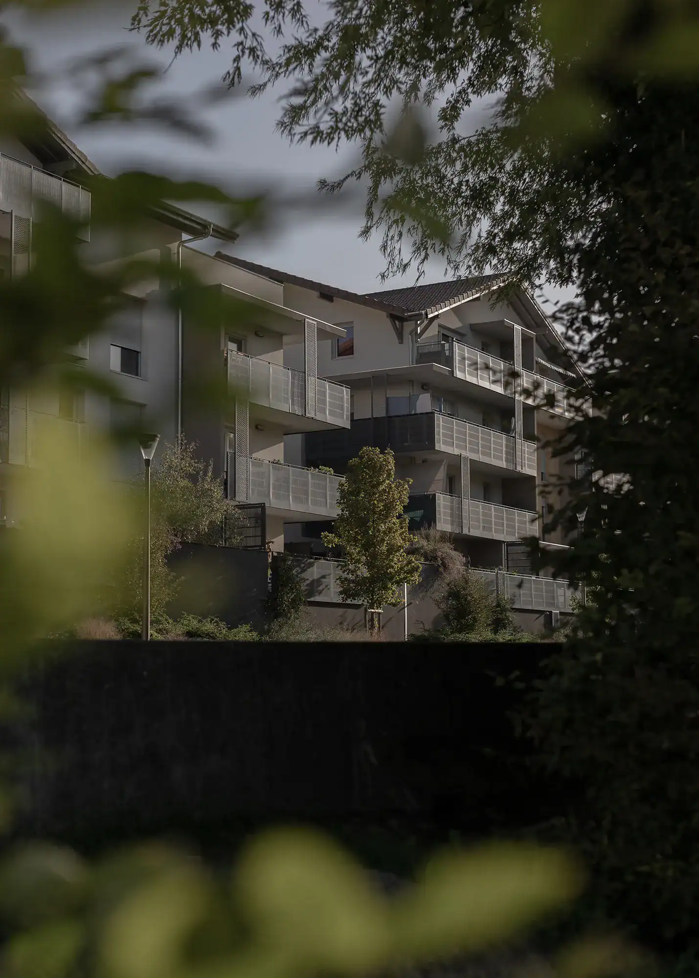 Photographie d’architecture d’un bâtiment résidentiel intégré dans son environnement