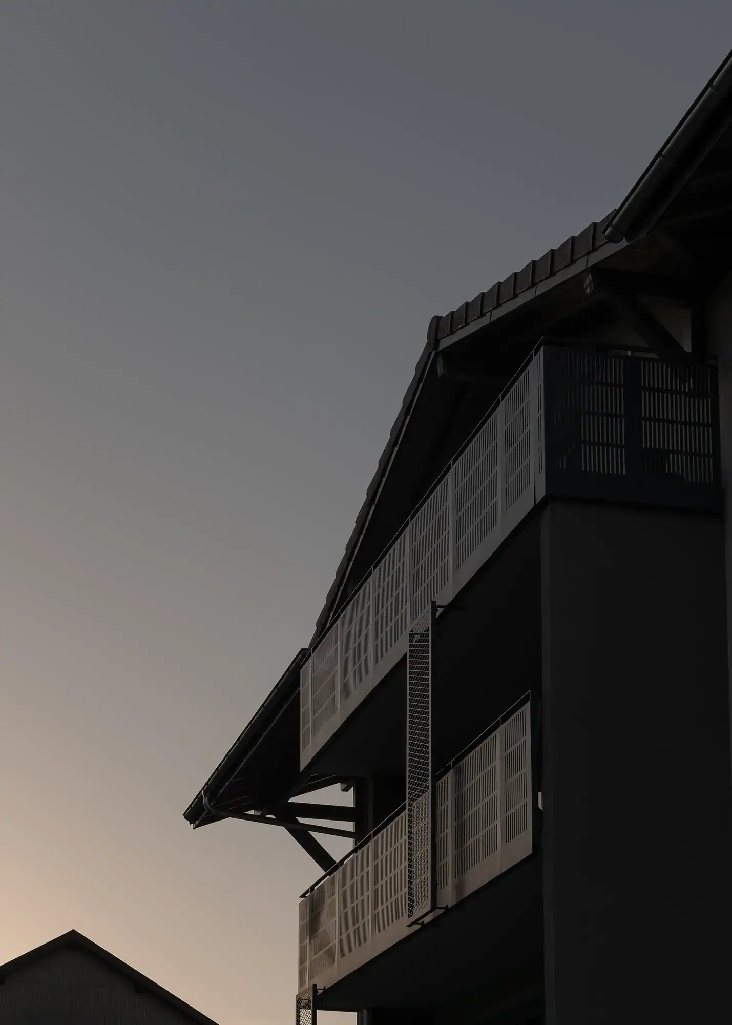 Détail de façade et balcons photographiés en lumière naturelle