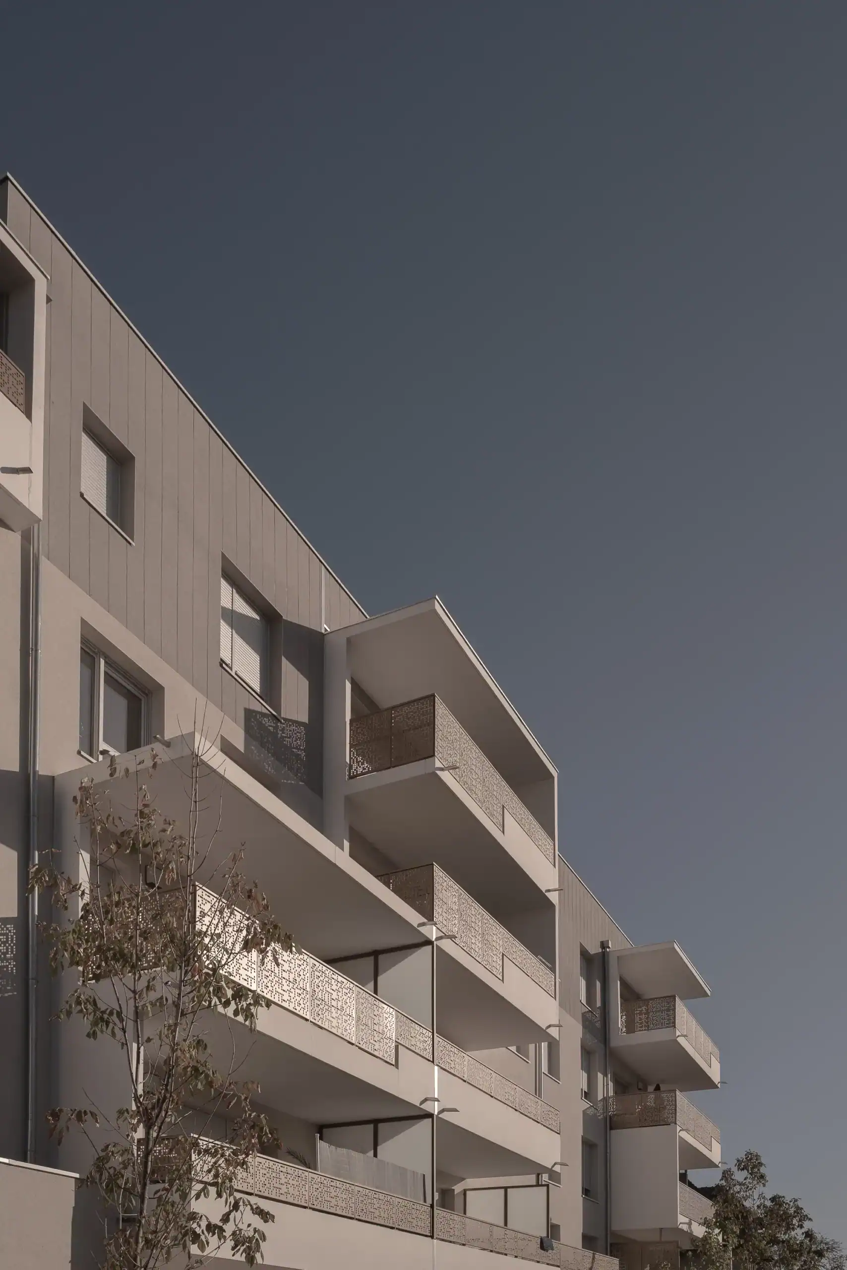 Photographie d’architecture d’un bâtiment résidentiel intégré dans son environnement