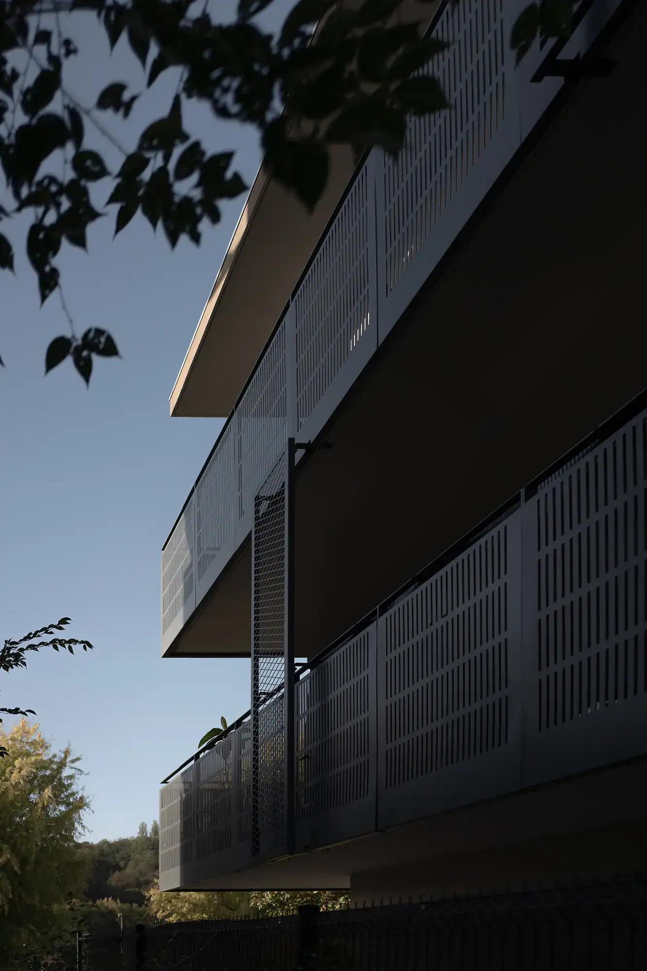Détail de façade et balcons photographiés en lumière naturelle