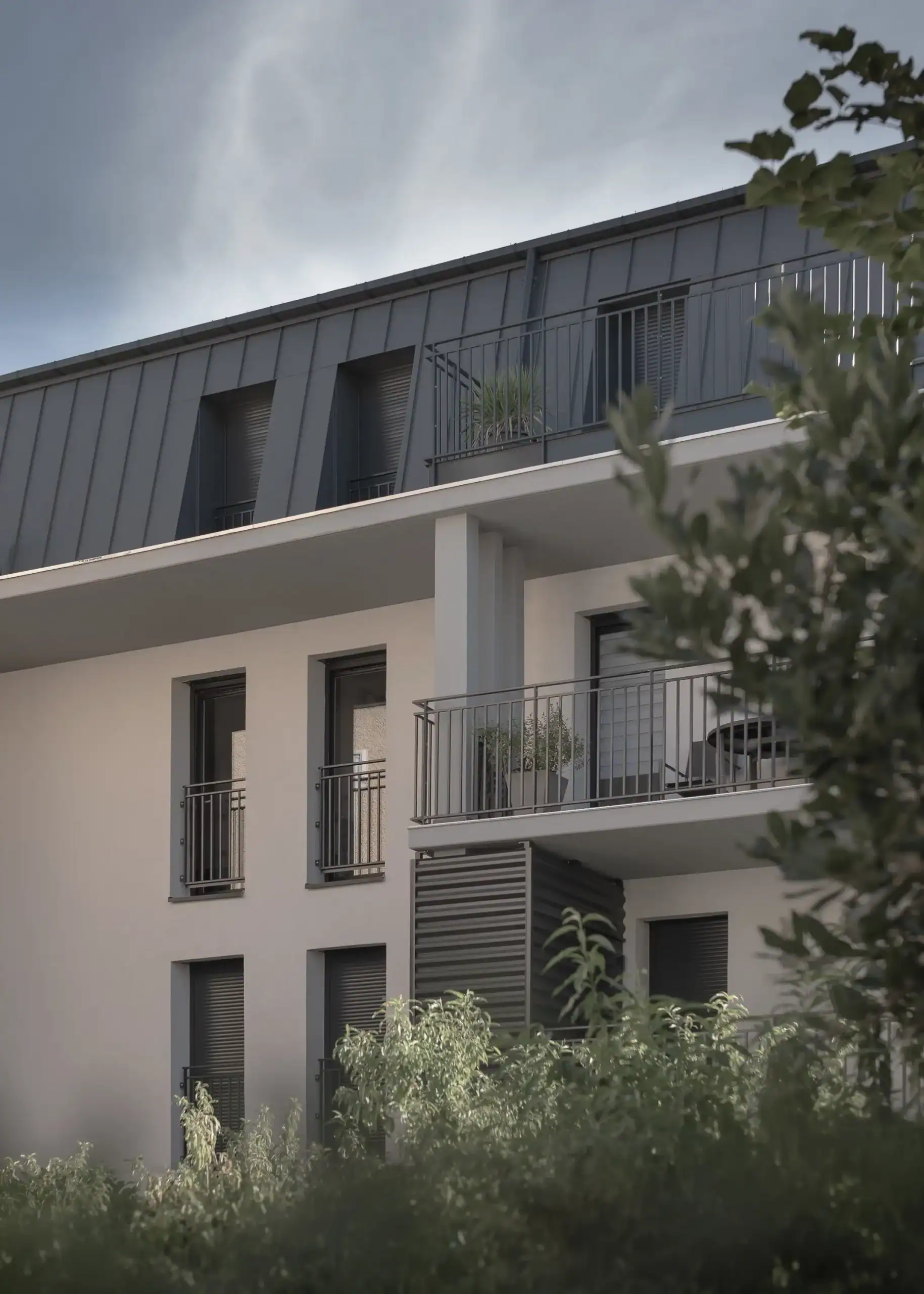 Façade résidentielle photographiée avec végétation et lumière naturelle