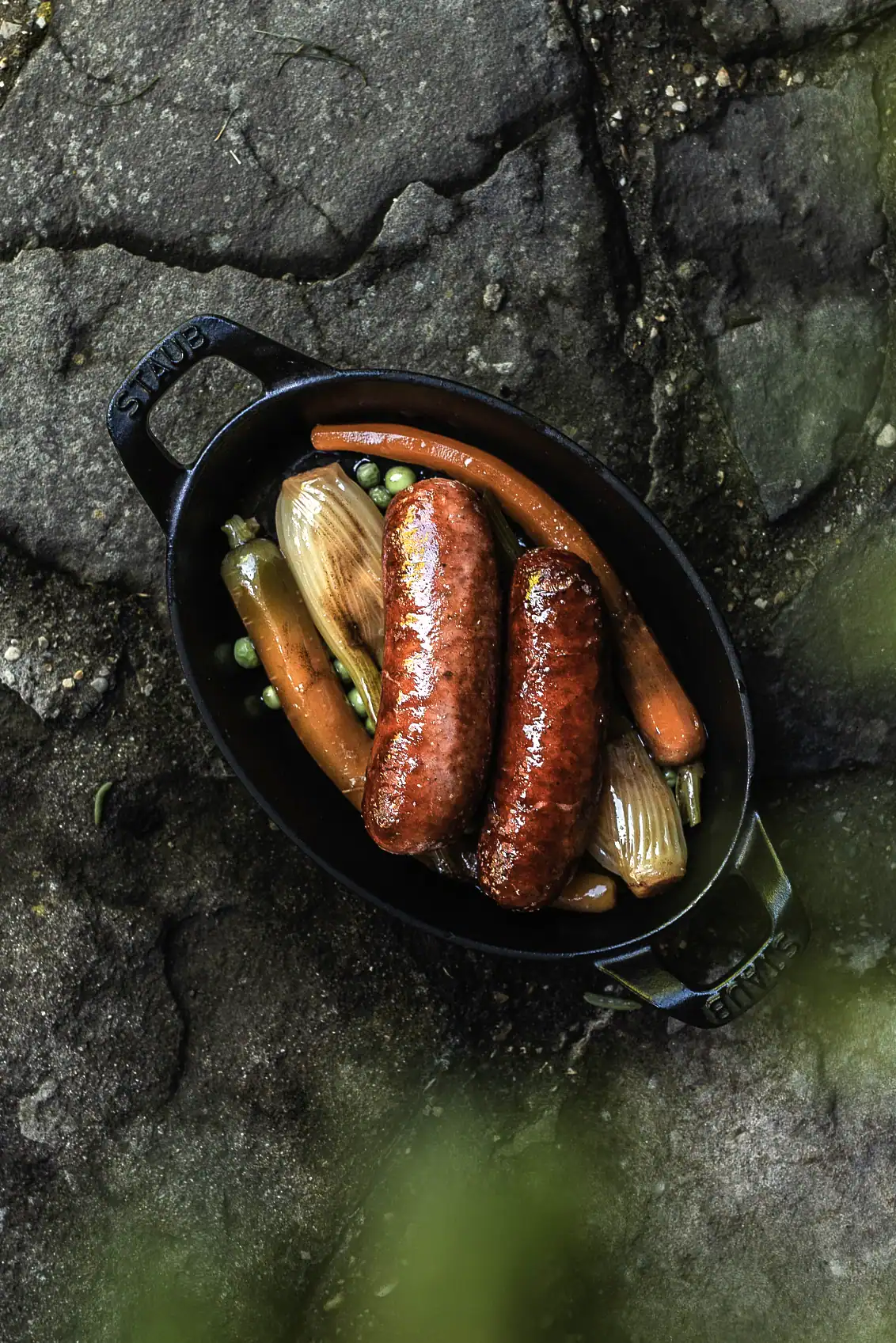 Diots de Savoie Maison Alpin servis avec carottes, oignons et petits pois dans une cocotte. Description