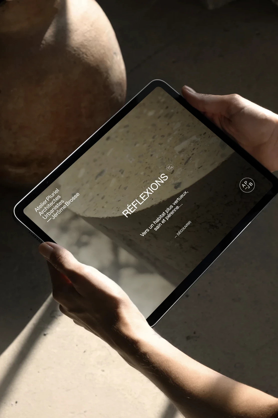 Page R&eacute;flexions du site internet Atelier Pluriel pr&eacute;sent&eacute;e sur tablette
