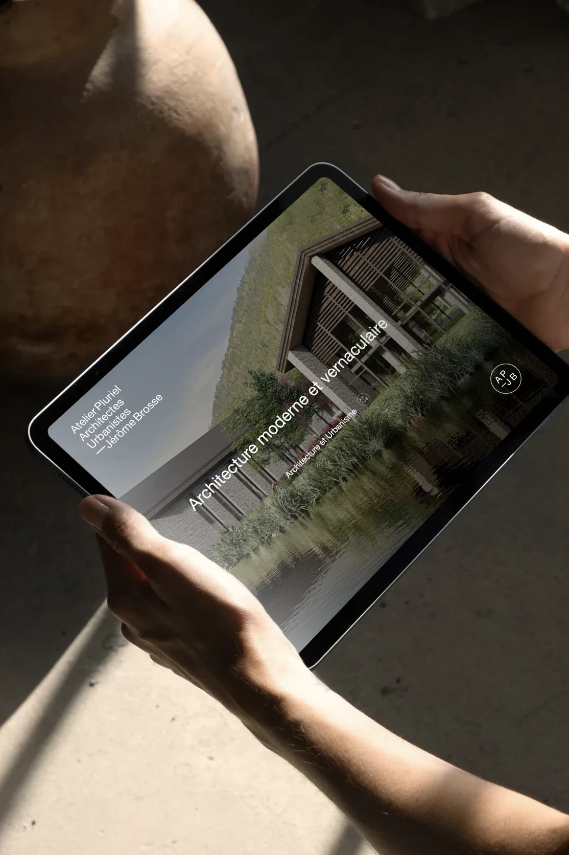 Page du site Atelier Pluriel consacr&eacute;e &agrave; l&rsquo;architecture moderne et vernaculaire sur tablette