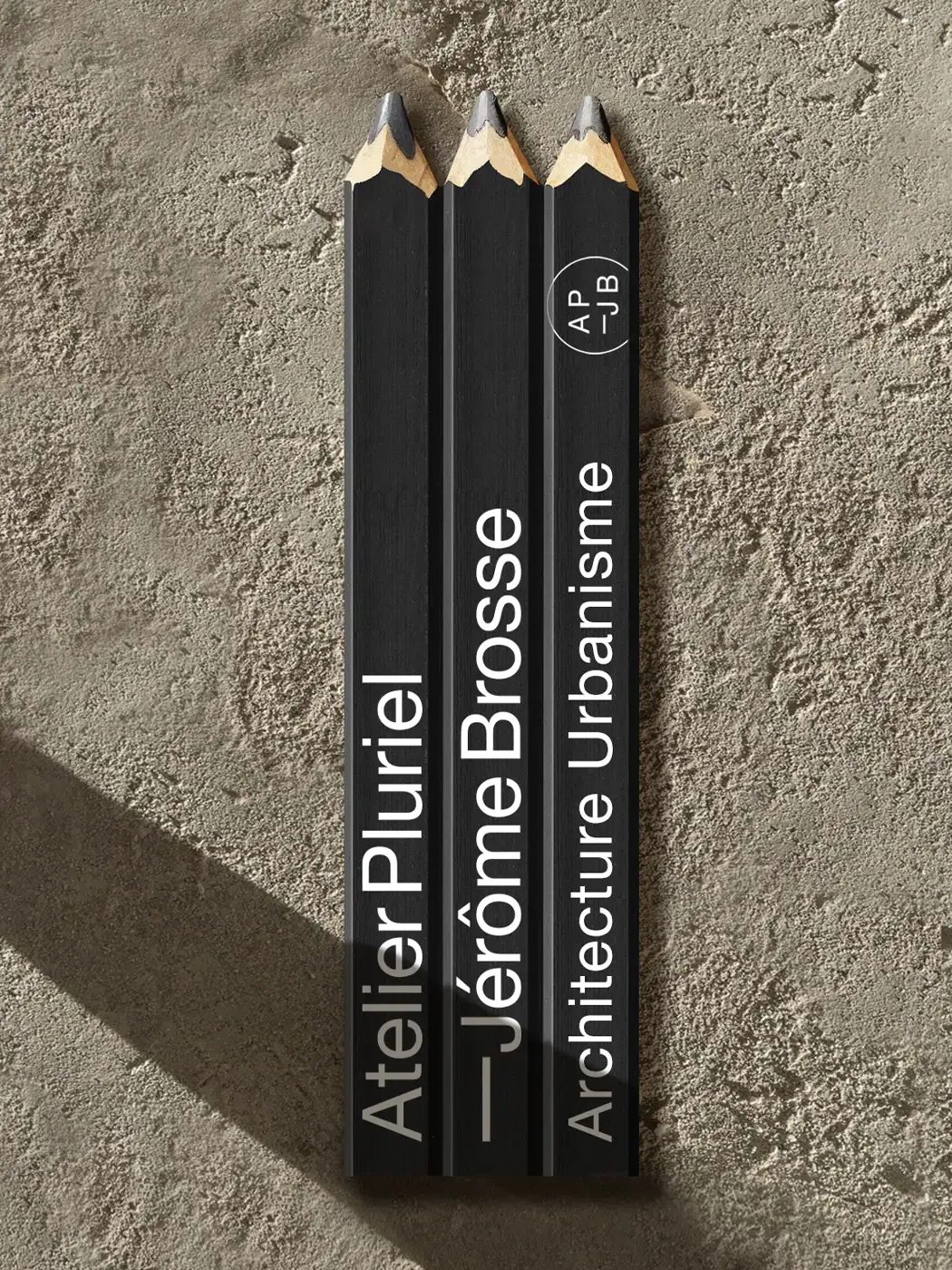Crayons noirs personnalisés avec l’identité visuelle d’Atelier Pluriel, architectes et urbanistes