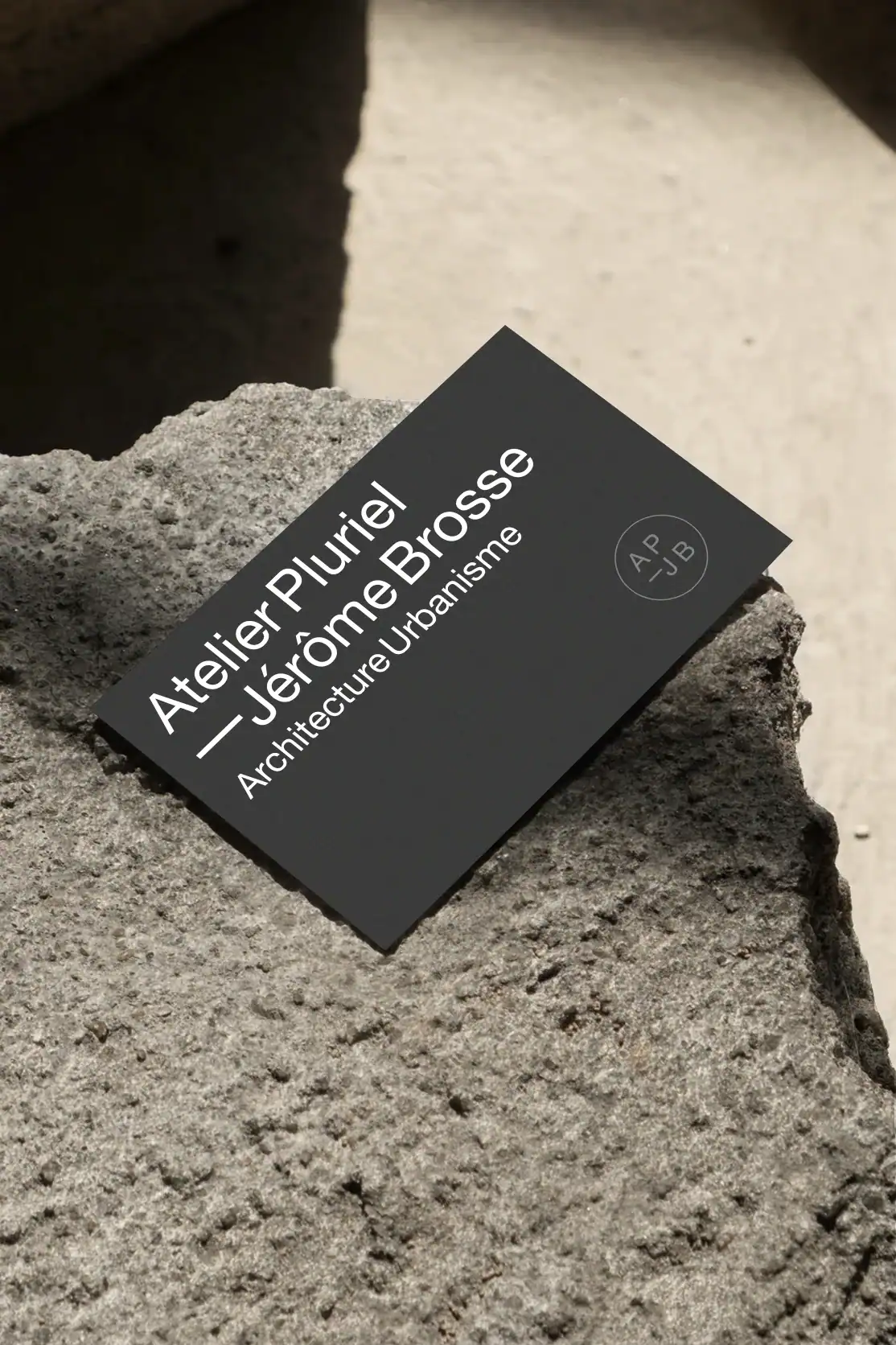 Carte de visite noire d&rsquo;Atelier Pluriel pr&eacute;sentant son identit&eacute; visuelle d&rsquo;architectes et d&rsquo;urbanistes