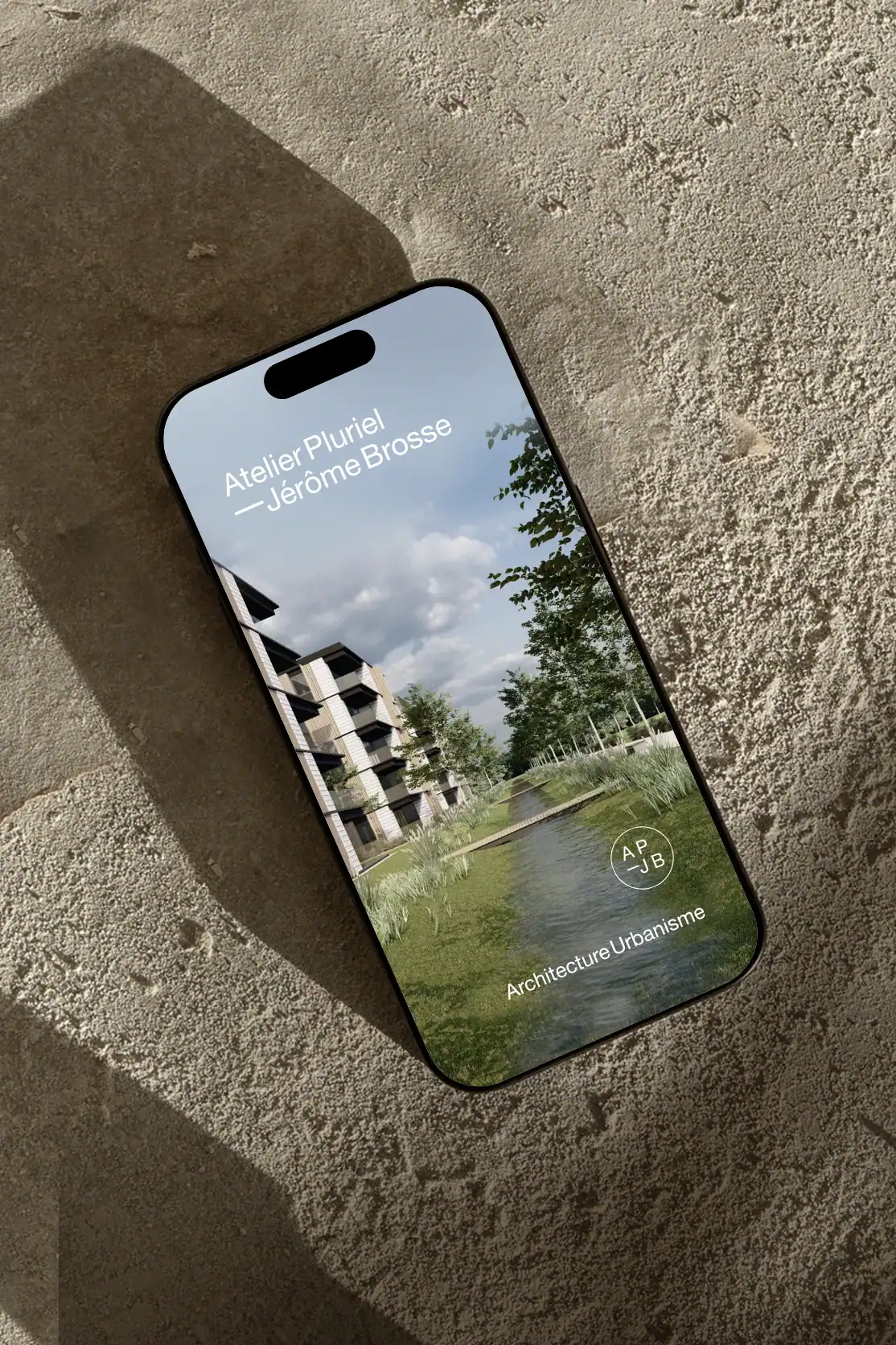 Site mobile d&rsquo;Atelier Pluriel pr&eacute;sentant un b&acirc;timent contemporain dans un environnement paysager