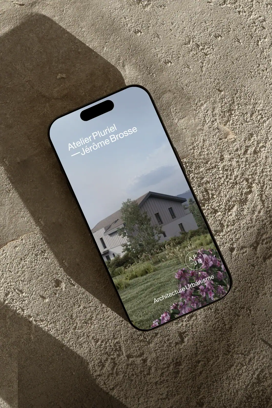 Version mobile du site Atelier Pluriel pr&eacute;sentant un projet d&rsquo;architecture int&eacute;gr&eacute; dans un paysage v&eacute;g&eacute;talis&eacute;