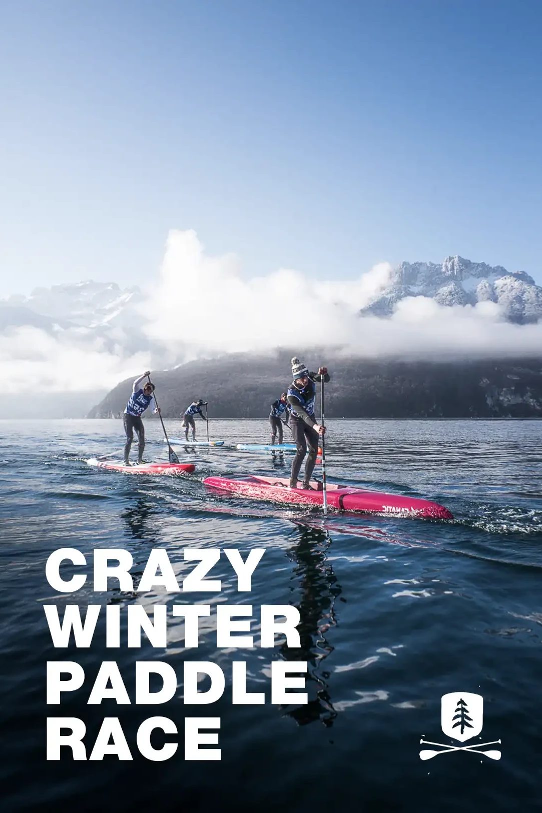 Participants à la Glagla Race en paddle sur le lac d'Annecy en hiver, visuel de branding et identité de l'événement réalisé par Blue1310.