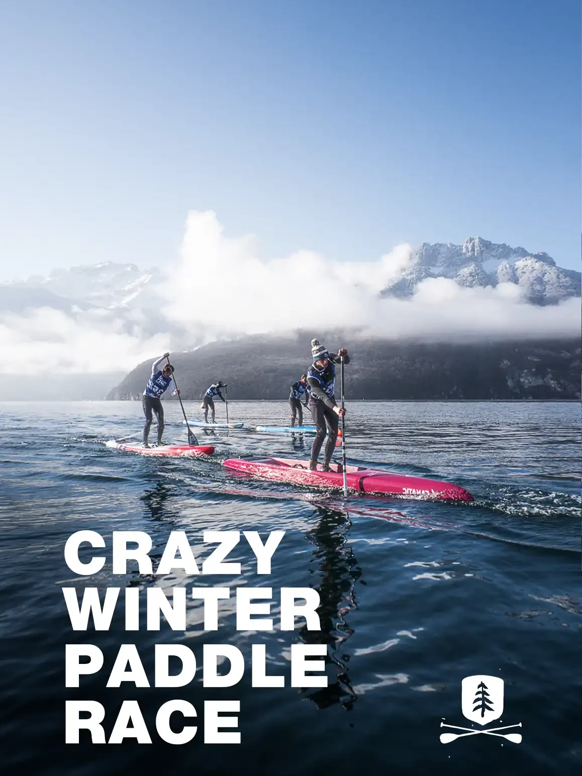 Participants à la Glagla Race en paddle sur le lac d'Annecy en hiver, visuel de branding et identité de l'événement réalisé par Blue1310.