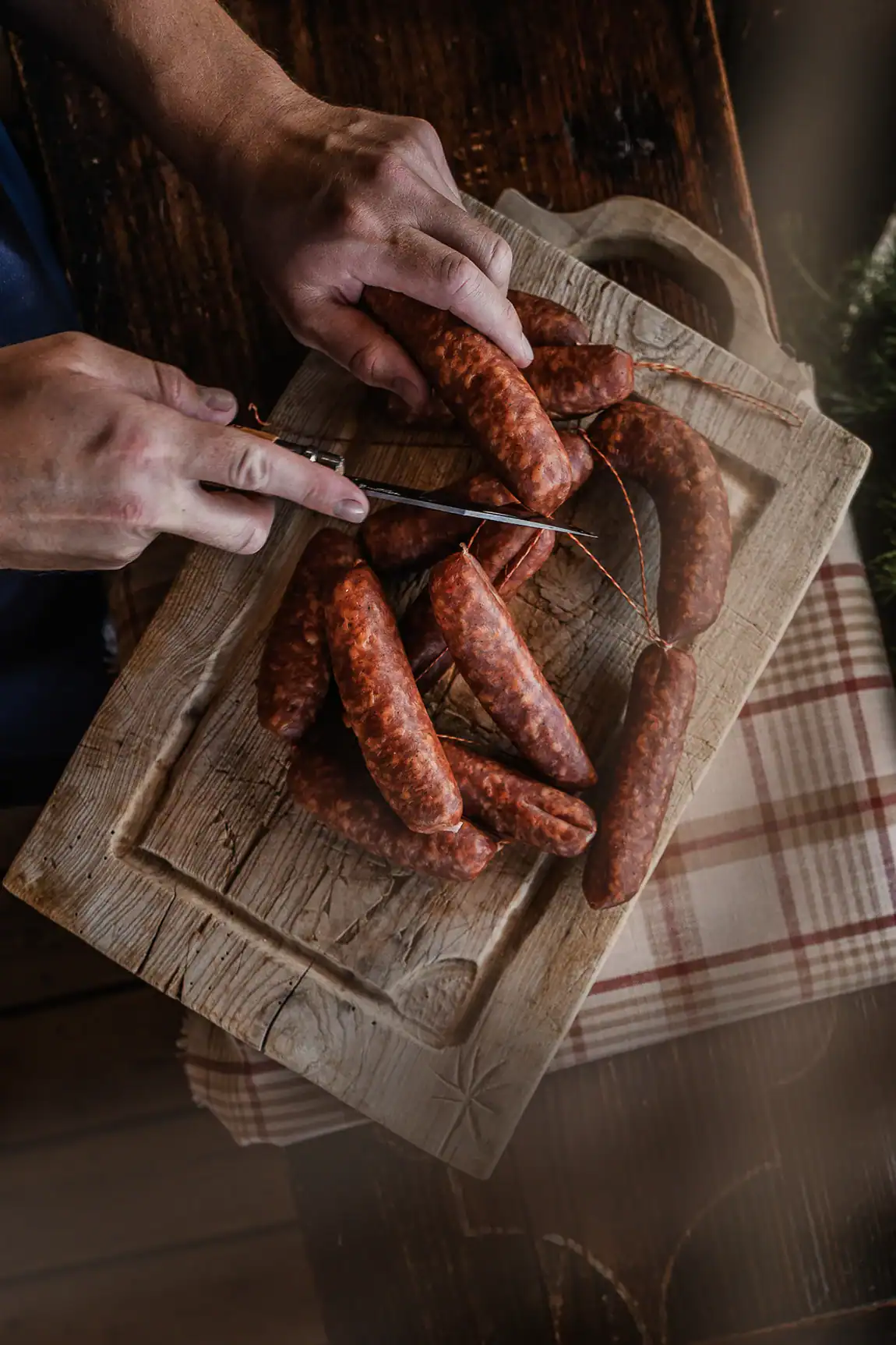 D&eacute;coupe de diots artisanaux Maison Alpin sur une planche en bois.