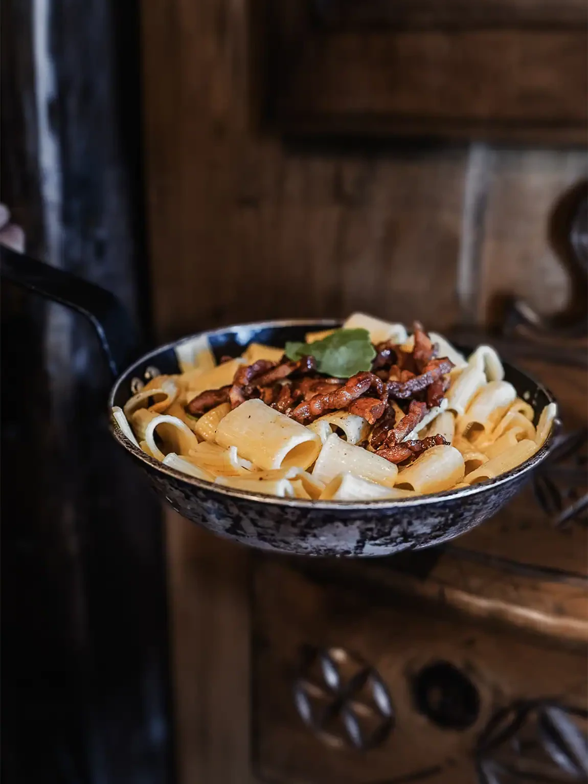 Poêlée de pâtes aux lardons Maison Alpin, servie dans une cuisine de chalet.
